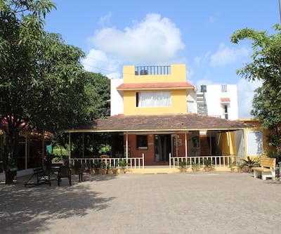 https://imgcld.yatra.com/ytimages/image/upload/t_hotel_yatra_city_desktop/v1456143965/Domestic Hotels/Hotels_Sasan Gir/Gir Jungle Lodge/01-Overview.jpg